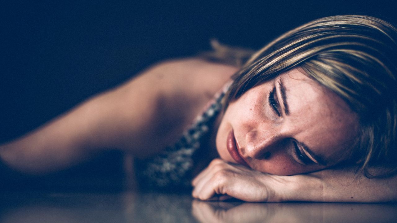 Ilustrando uma pessoa com sintoma de tristeza