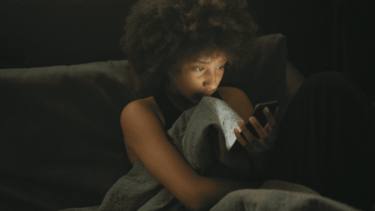 Conectados e ansiosos: como o uso excessivo de smartphones está afetando a saúde mental dos jovens