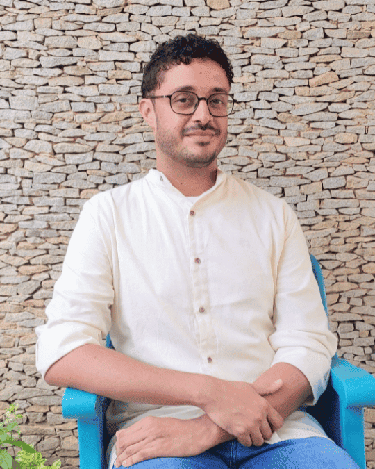 Foto minha sentado na cadeira