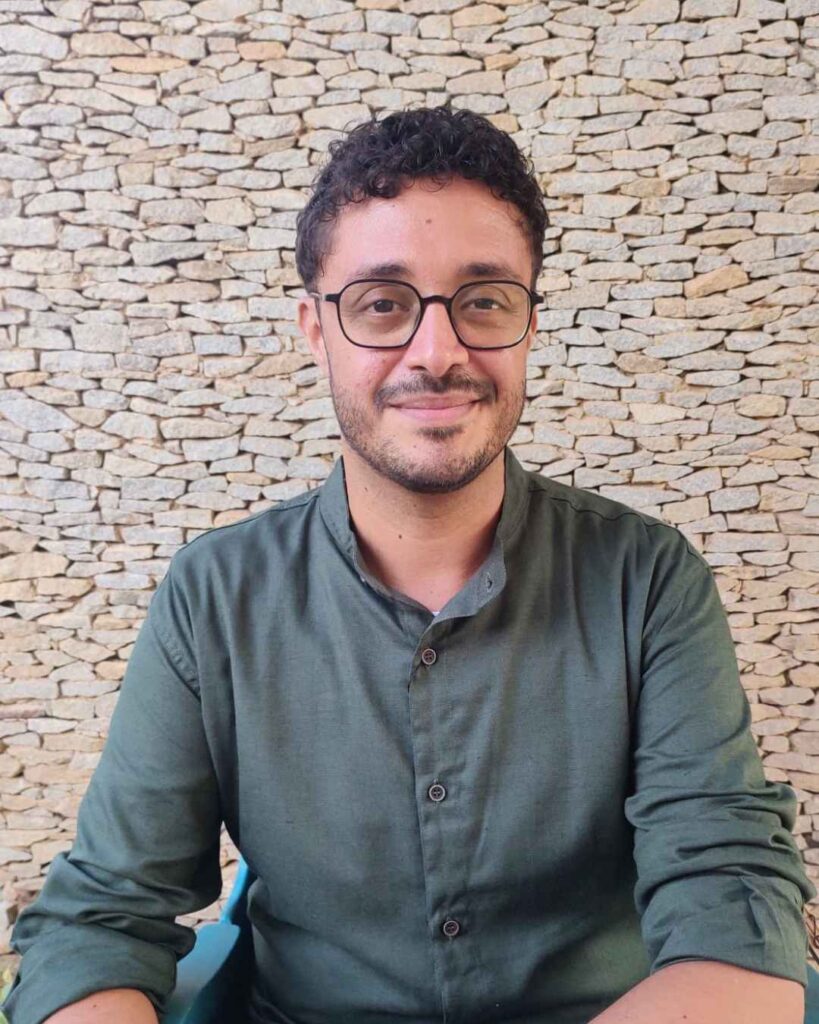 Minha foto sentado na cadeira - Psicoterapeuta