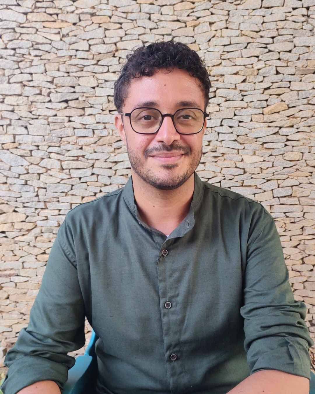 Minha foto sentado na cadeira - Psicoterapeuta